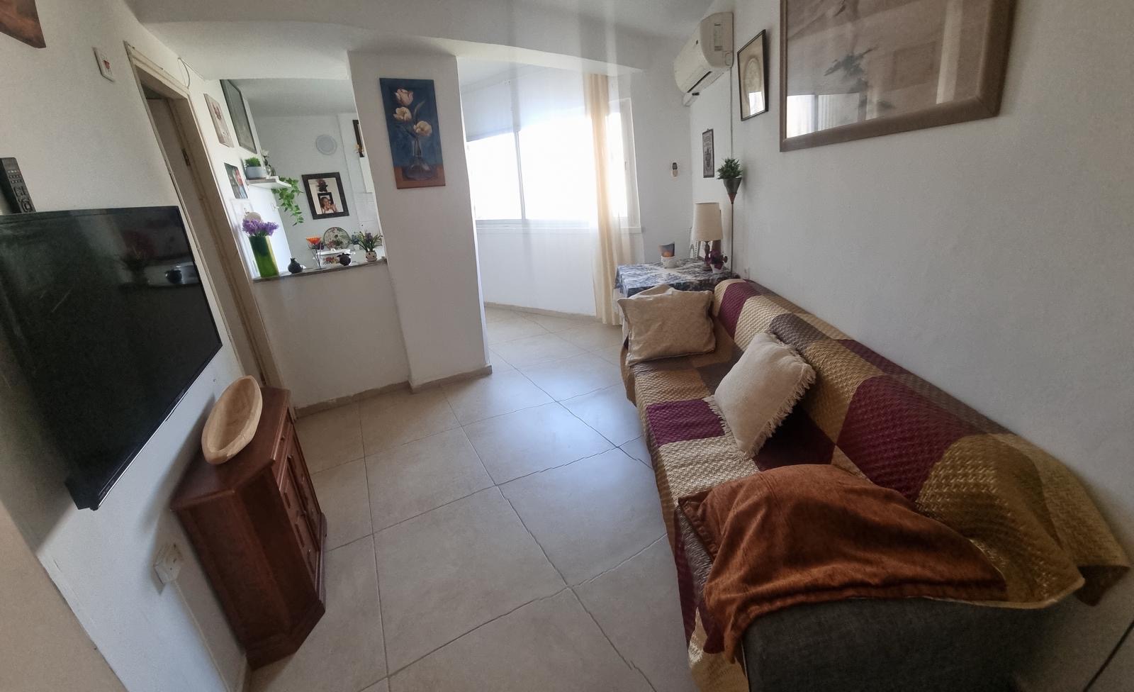 דירה מקסימה פנויה לכניסה מיידית,
משופצת, מרוהטת ומאובזרת, כולל מזגנים ומכשירים 