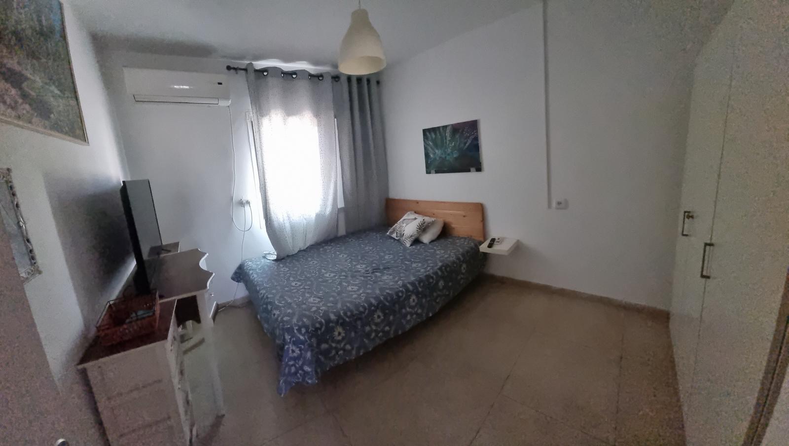 דירה מקסימה פנויה לכניסה מיידית,
משופצת, מרוהטת ומאובזרת, כולל מזגנים ומכשירים 