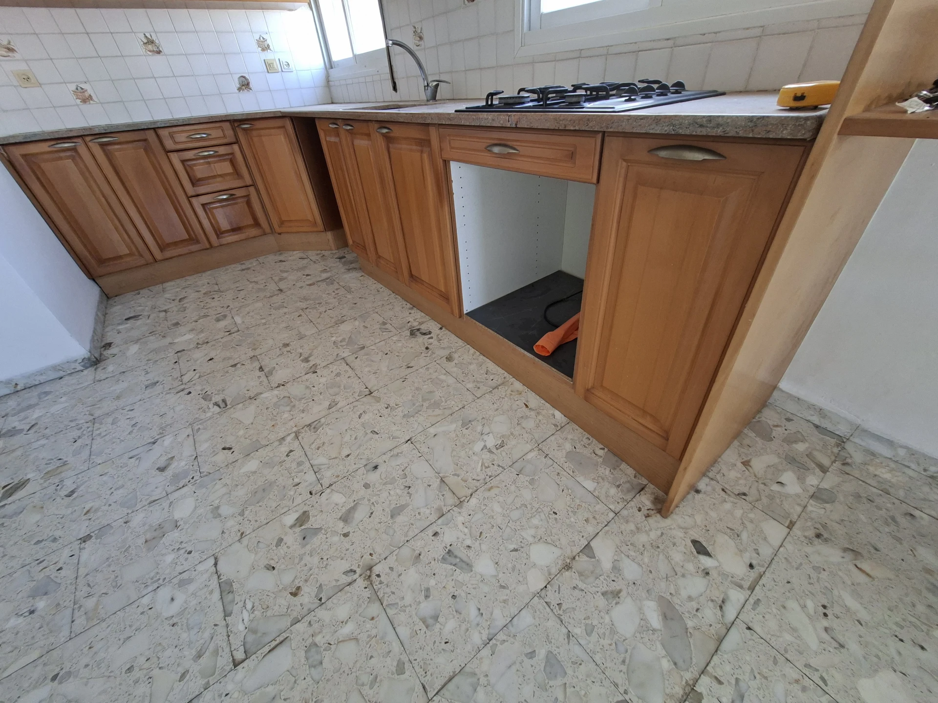 מטבח מעץ מלא . היה שייך לאלמנה שהלכה לעולמה שבקושי השתמשה בו. שיש רוחב 67 סמ וכו