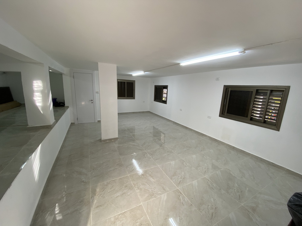 להשכרה ליד עיריית בני ברק, פינתי בקומה א' עם מדרגות חיצוניות לכניסה נפרדת, מקום 