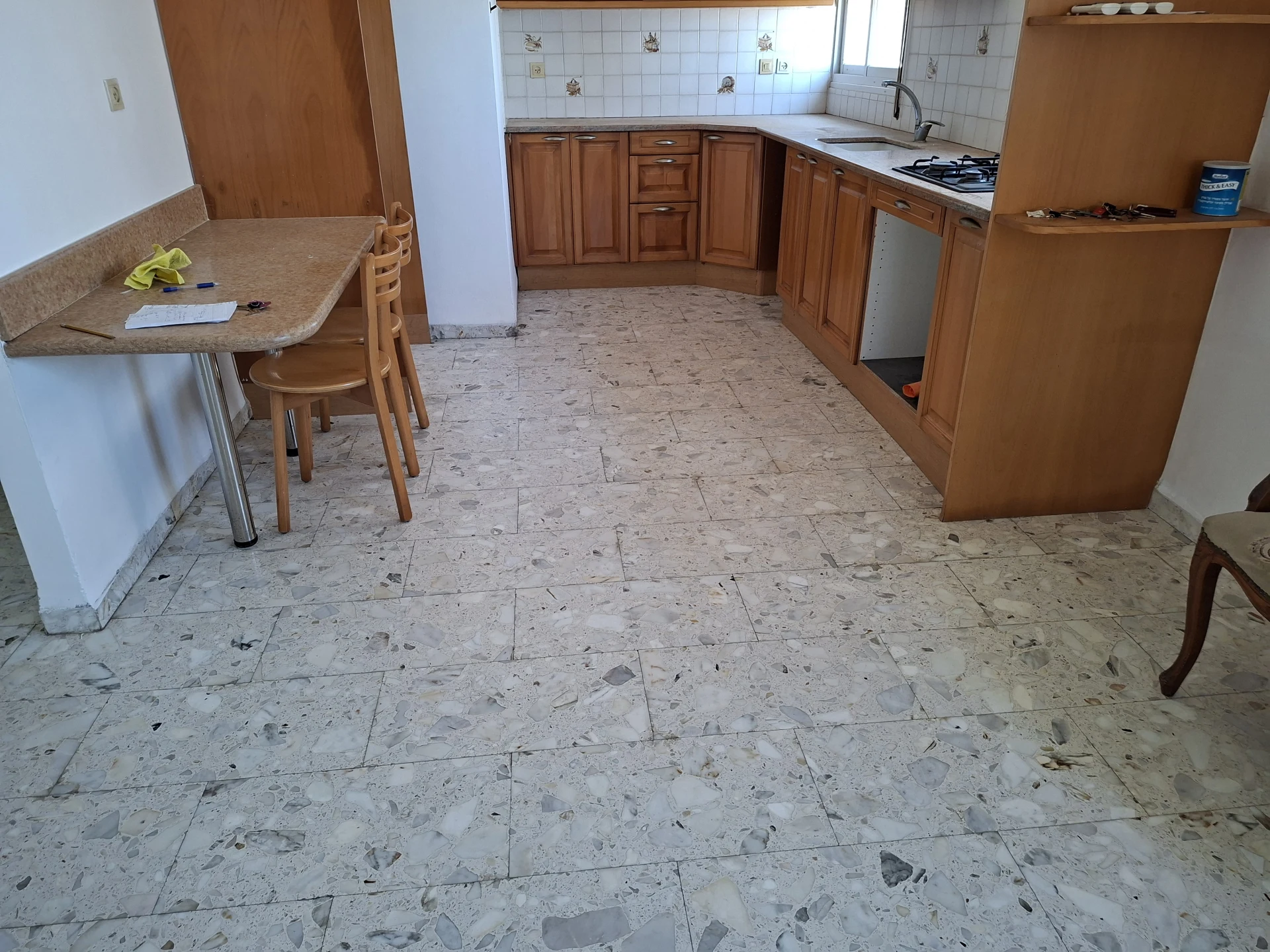 מטבח מעץ מלא . היה שייך לאלמנה שהלכה לעולמה שבקושי השתמשה בו. שיש רוחב 67 סמ וכו