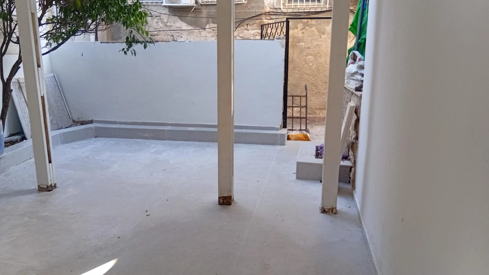 דירת גן להשכרה ברחוב יוחנן הקדוש 15, חיפה.
דירת 2 חדרים: סלון וחדר שינה גדול, ע
