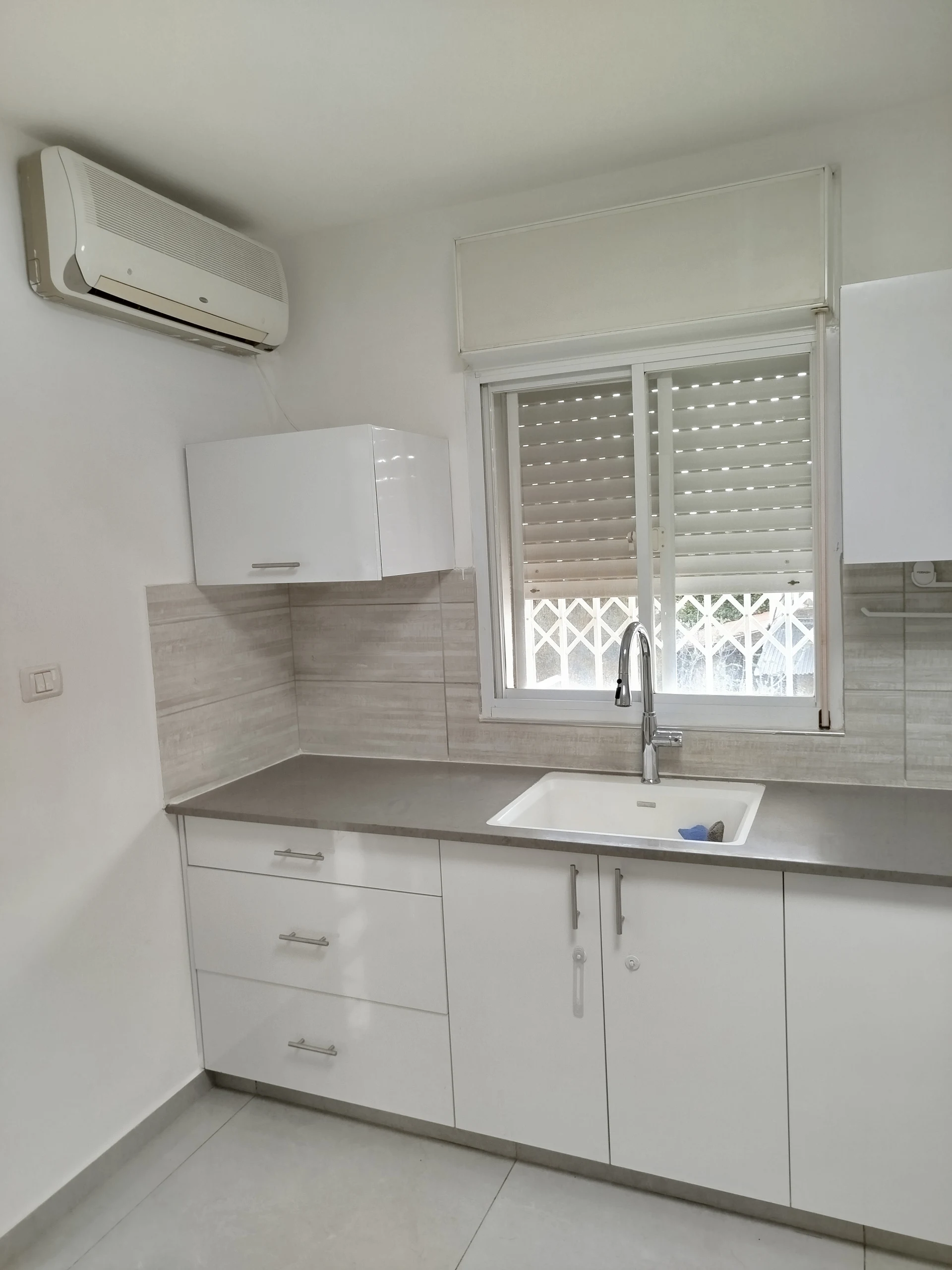 מפרטי ללא תיווך ! להשכרה קומה שניה בקוטג' במקום שקט האיכותי , משופצת לאחרונה , 4