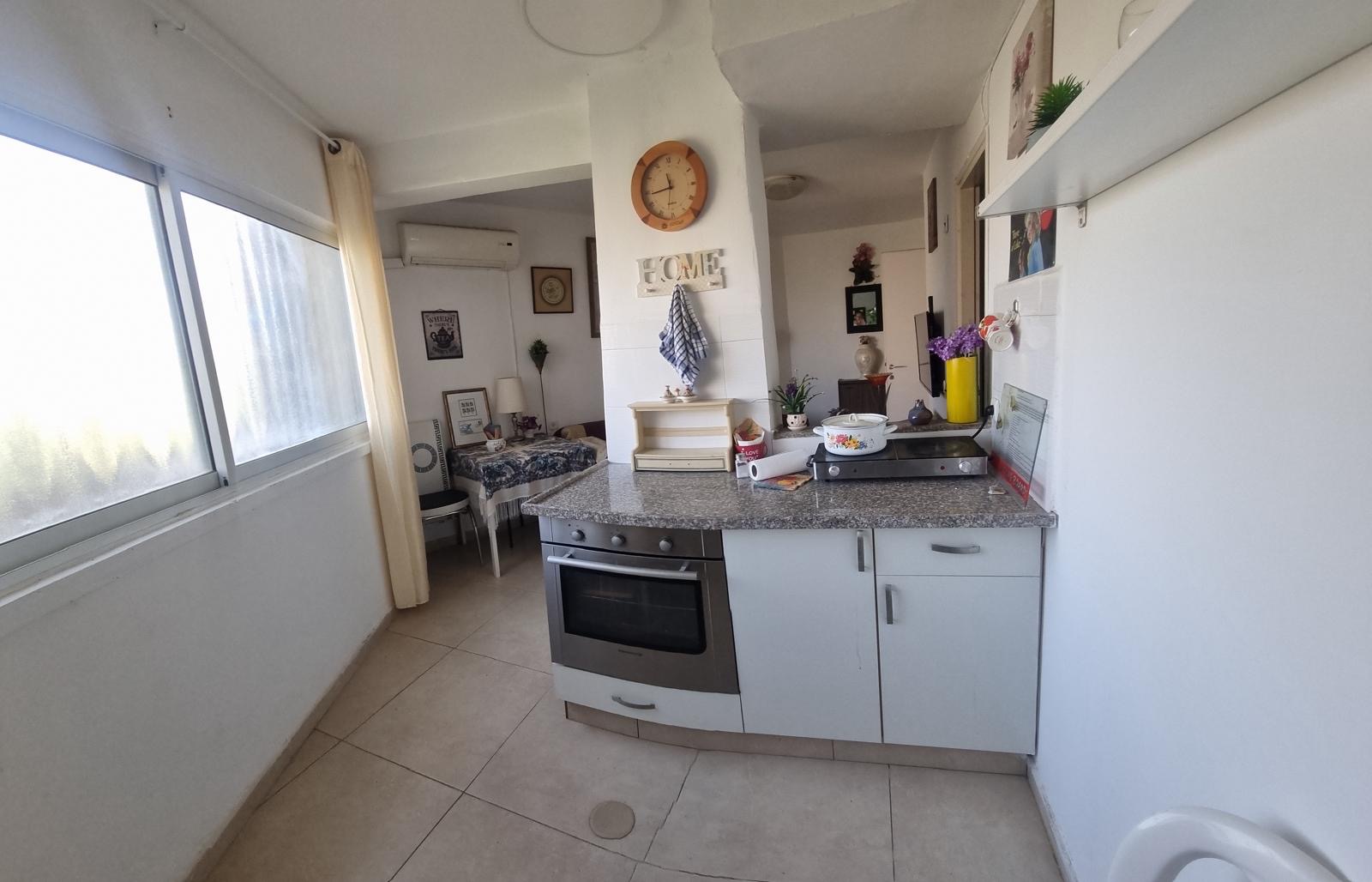 דירה מקסימה פנויה לכניסה מיידית,
משופצת, מרוהטת ומאובזרת, כולל מזגנים ומכשירים 