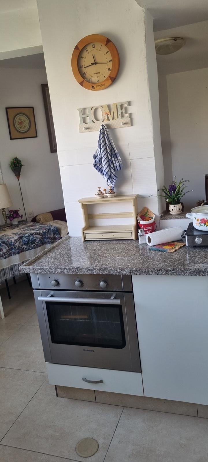 דירה מקסימה פנויה לכניסה מיידית,
משופצת, מרוהטת ומאובזרת, כולל מזגנים ומכשירים 