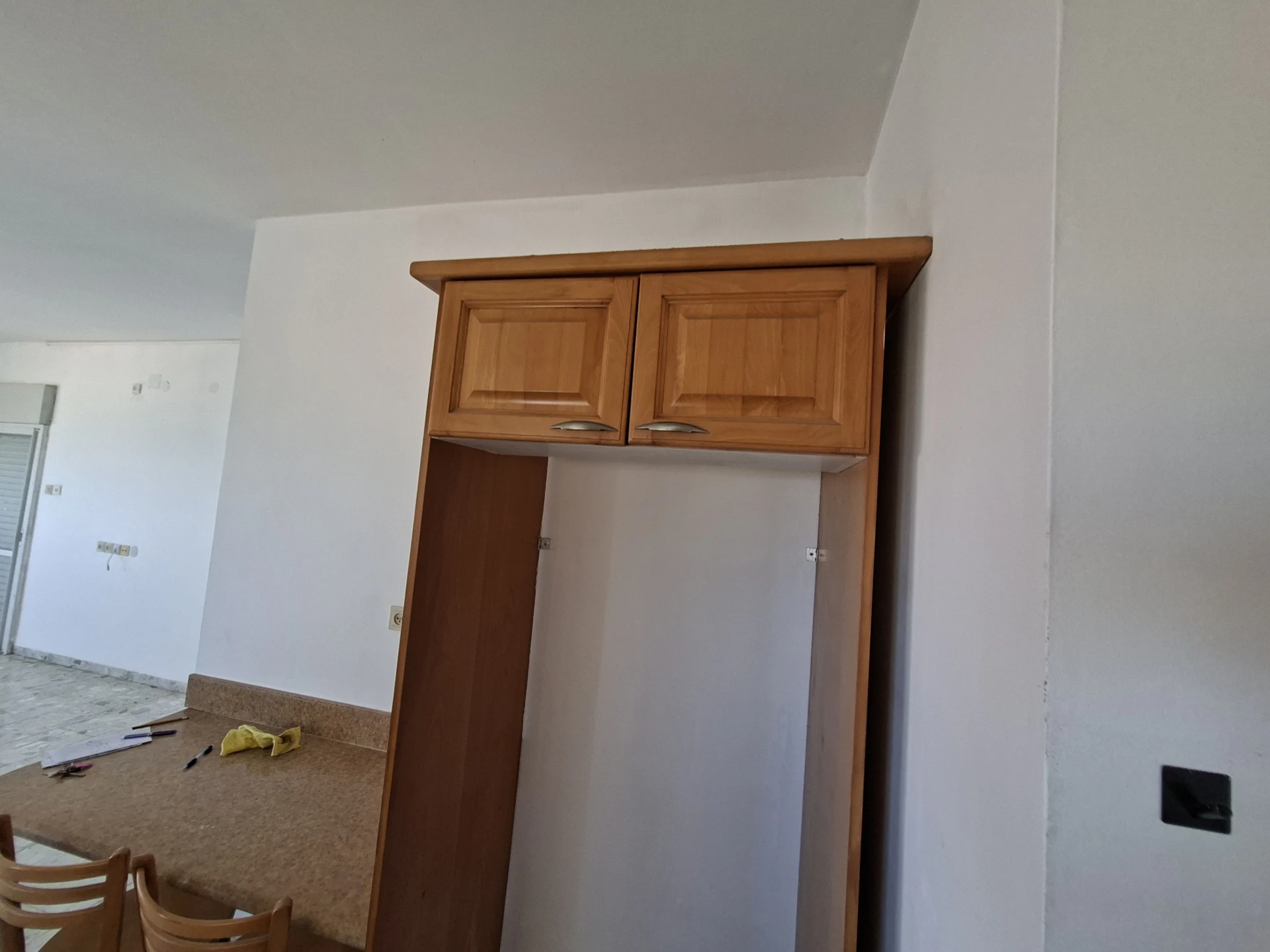 מטבח מעץ מלא . היה שייך לאלמנה שהלכה לעולמה שבקושי השתמשה בו. שיש רוחב 67 סמ וכו