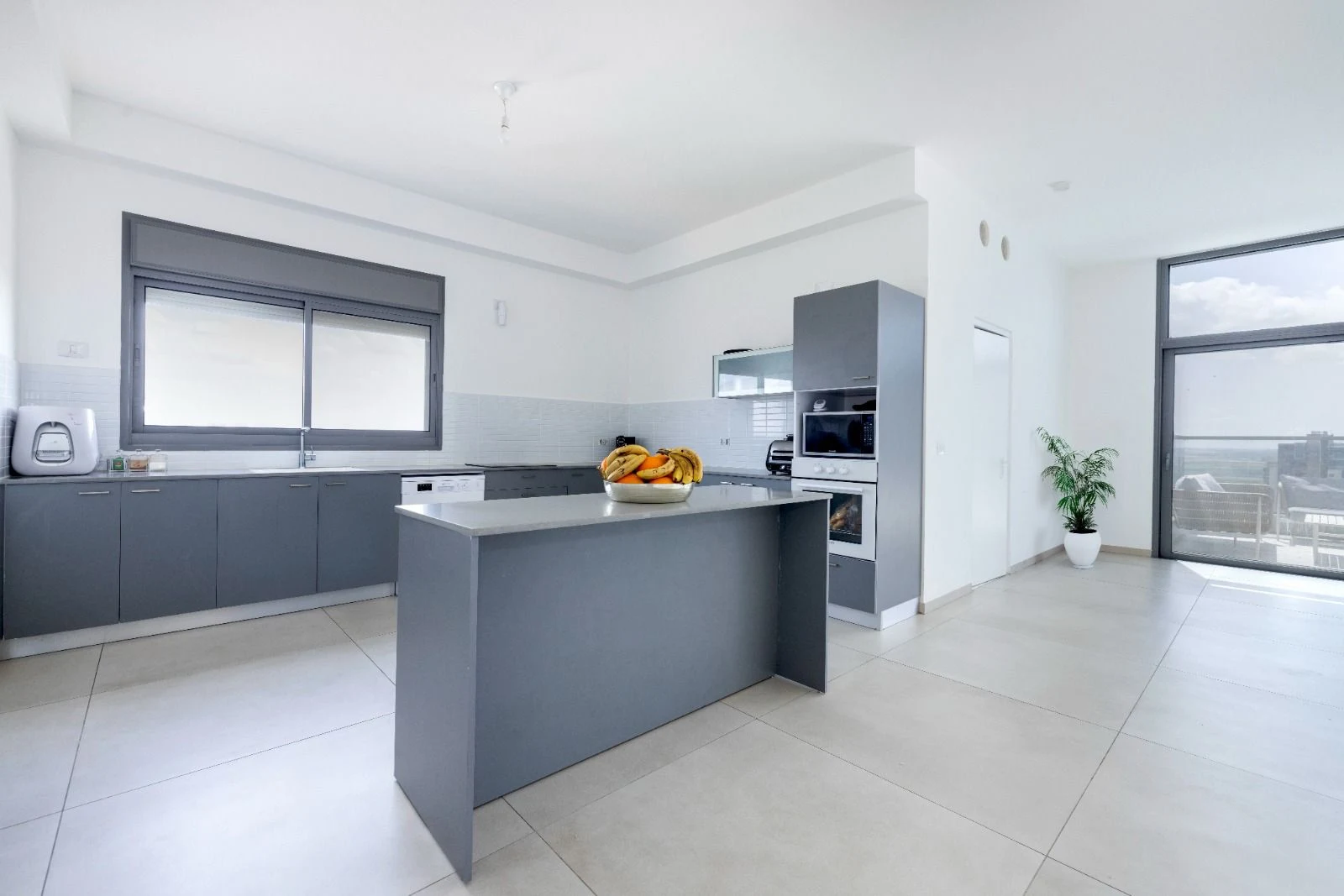 פנטאהוז חדש מקבלן , שטח בנוי 255 מטר בנוי לפני מרפסות מחסנים וחניות . 
קומה גבו