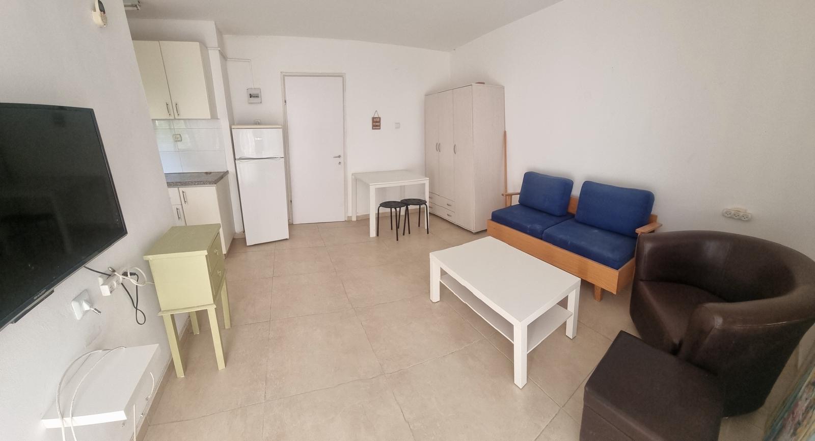 דירה מקסימה פנויה לכניסה מיידית,
משופצת, מרוהטת ומאובזרת, כולל מזגנים ומכשירים 