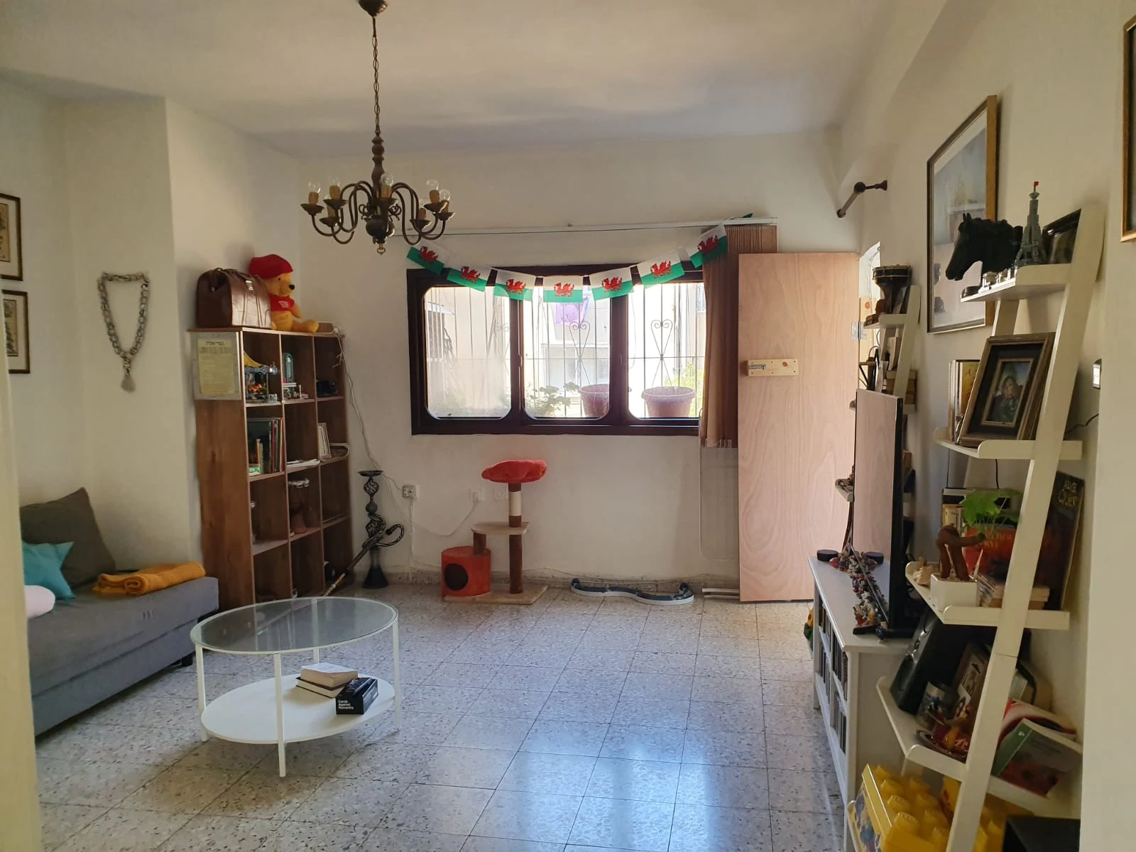 דירה יפה מרווחת ונעימה במיקום מעולה, עורפית - 2.5 חדרים+מרפסת ,מטבח וחדר רחצה מש