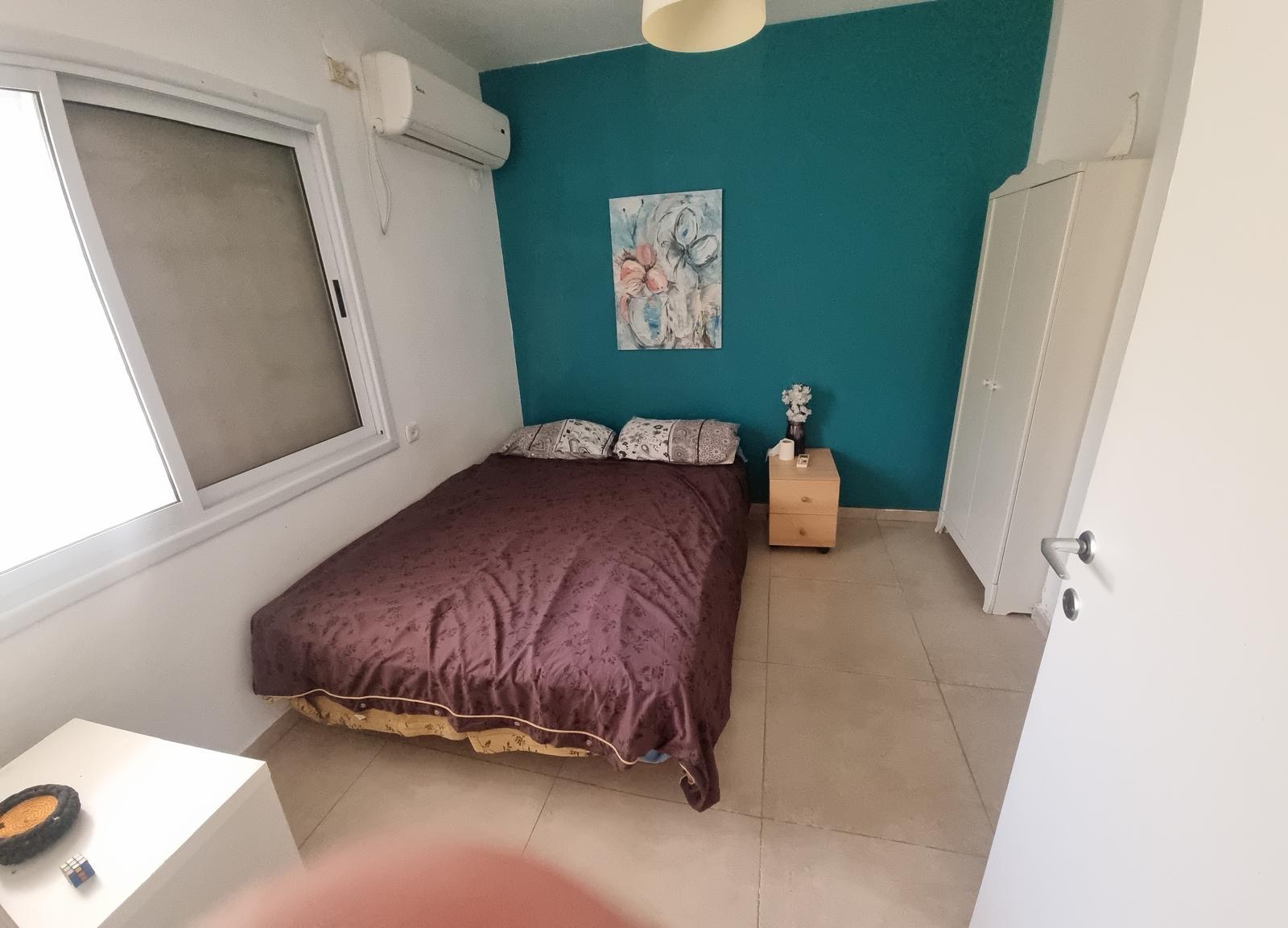 דירה מקסימה פנויה לכניסה מיידית,
משופצת, מרוהטת ומאובזרת, כולל מזגנים ומכשירים 