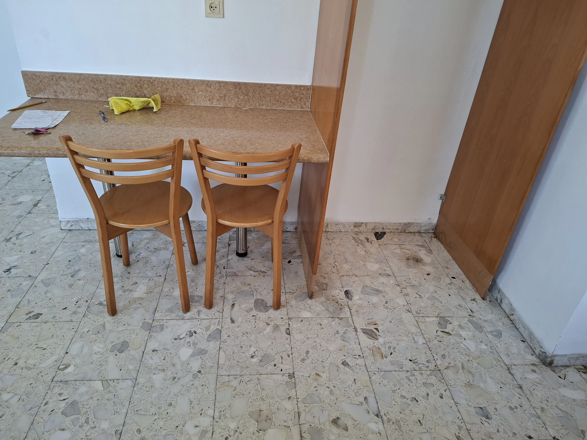 מטבח מעץ מלא . היה שייך לאלמנה שהלכה לעולמה שבקושי השתמשה בו. שיש רוחב 67 סמ וכו