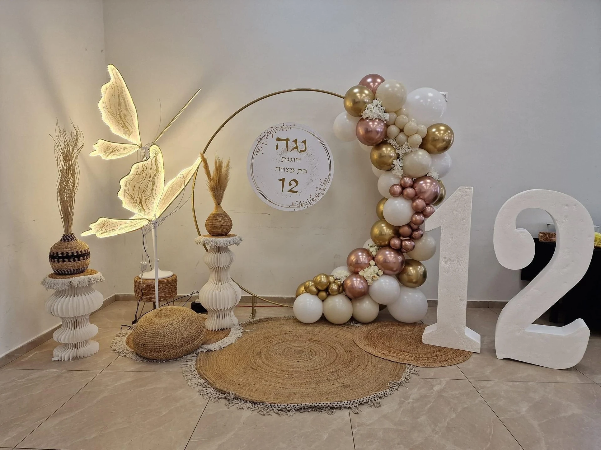 דאבל דוס הפקה ועיצוב אירועים: עיצוב לבר מצווה, בת מצווה, ברית, בריתה וחלאקה. קיר