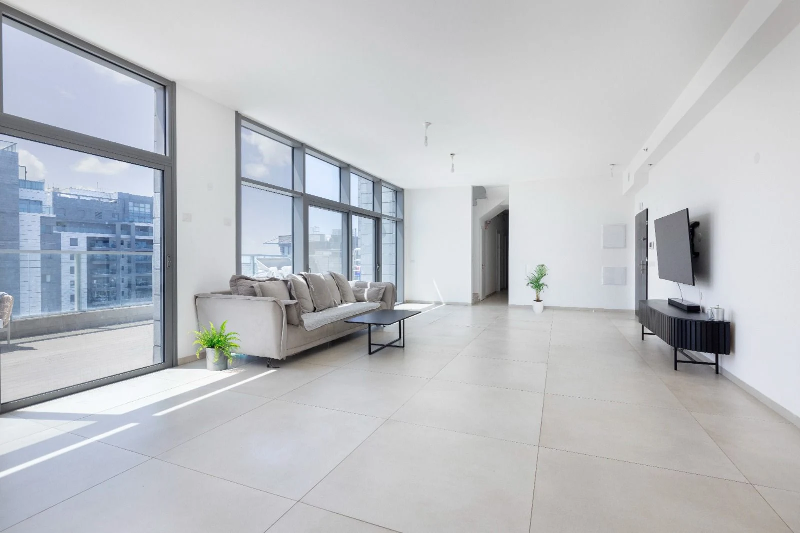 פנטאהוז חדש מקבלן , שטח בנוי 255 מטר בנוי לפני מרפסות מחסנים וחניות . 
קומה גבו