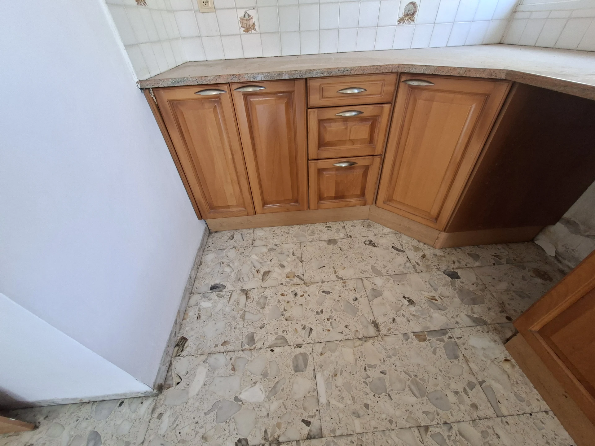 מטבח מעץ מלא . היה שייך לאלמנה שהלכה לעולמה שבקושי השתמשה בו. שיש רוחב 67 סמ וכו