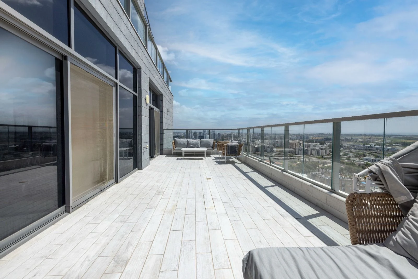 פנטאהוז חדש מקבלן , שטח בנוי 255 מטר בנוי לפני מרפסות מחסנים וחניות . 
קומה גבו