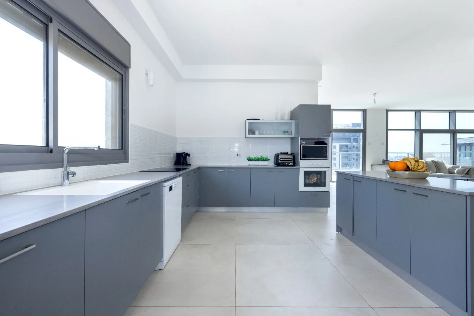 פנטאהוז חדש מקבלן , שטח בנוי 255 מטר בנוי לפני מרפסות מחסנים וחניות . 
קומה גבו