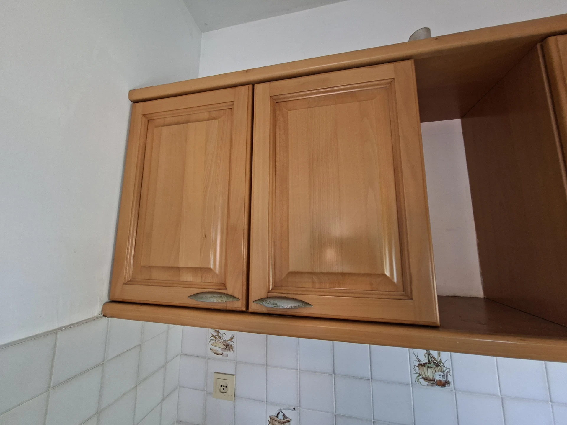 מטבח מעץ מלא . היה שייך לאלמנה שהלכה לעולמה שבקושי השתמשה בו. שיש רוחב 67 סמ וכו
