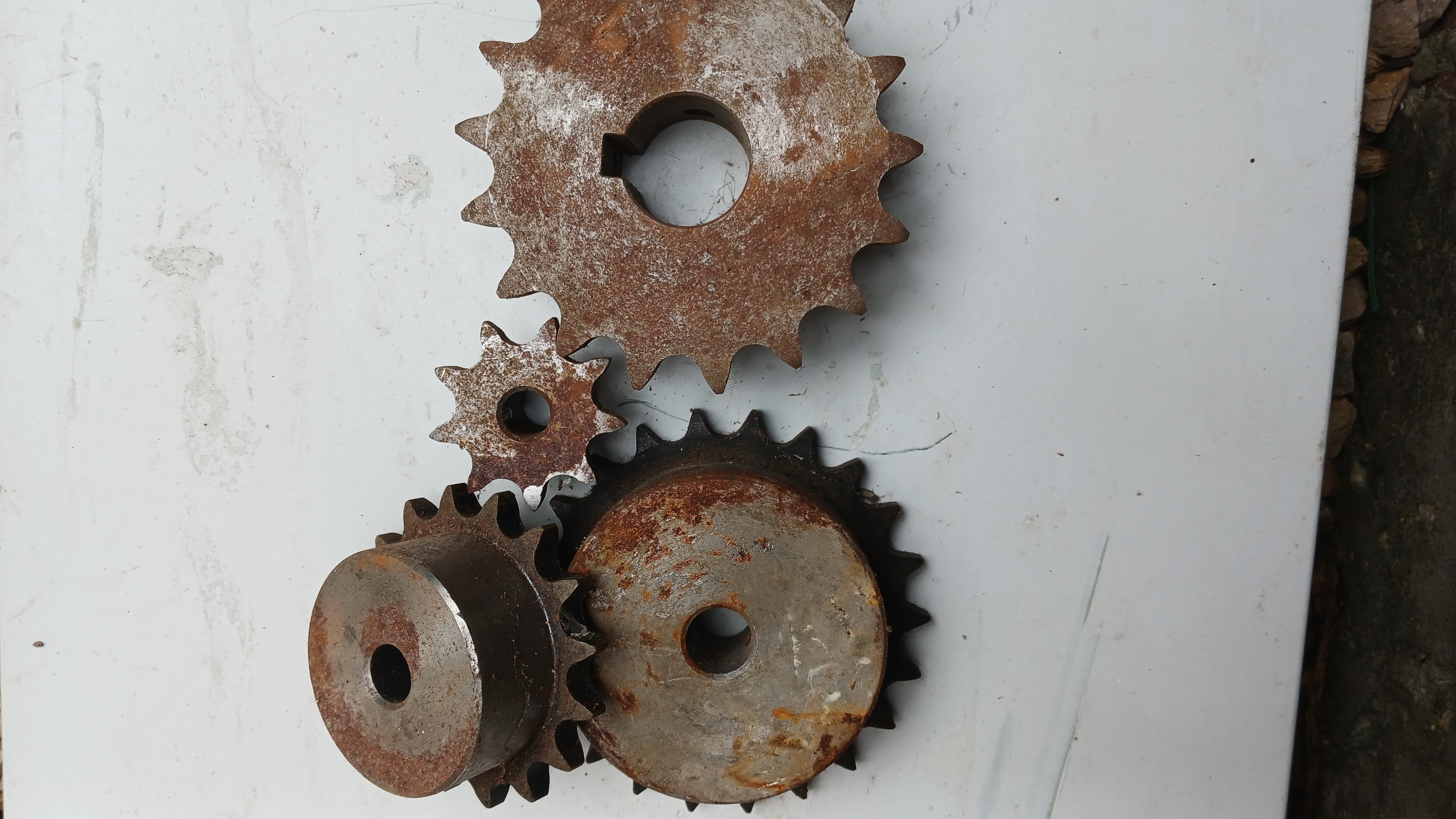 אני מוכר מיסבים, גלגלי שיניים, מגדחים בכל הגדלים, שולחן סינוס מגנטי של נוימו ורג