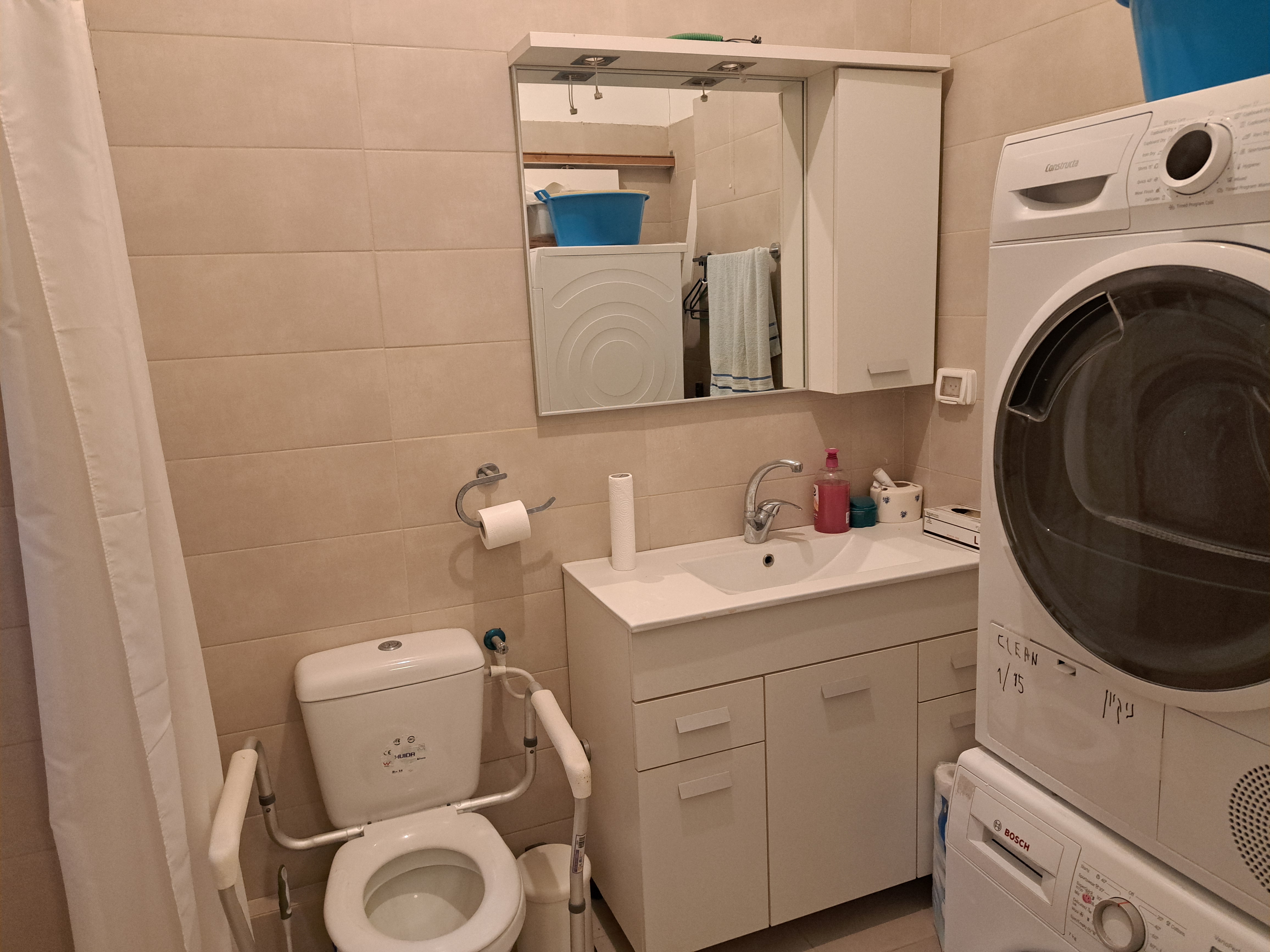 דירה במחיר הזדמנות משופצת מהיסוד כולל תריסים חדשים דוד שמש ומיזוג אוויר, בכל הדי